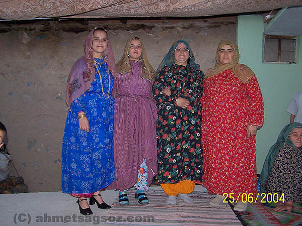 Yerel Kıyafetli Karahallı Kadınları