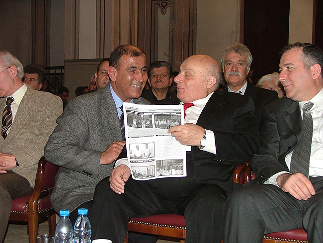 Rauf Denktaş Karahallı Gazetesini İnceliyor